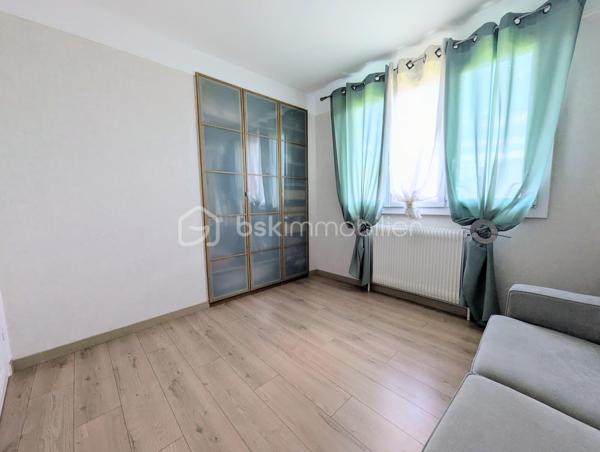 Dans le quartier prisé de l'Archevêché, venez découvrir cette charmante maison individuelle de 108m², édifiée sur une parcelle de 459m² très ensoleillée.

Au rez-de-chaussée, vous disposerez d'une chambre avec WC, d'une grande buanderie fonctionnelle et d'un vaste garage carrelé.
À l'étage, l'entrée vous guide vers une magnifique cuisine équipée et un séjour baigné de lumière. L'espace nuit se compose de deux grandes chambres supplémentaires, d'une salle d'eau et d'un WC.

Son atout majeur : un bel espace extérieur généreusement ensoleillé, idéal pour profiter pleinement des beaux jours en toute quiétude.

A visiter sans tarder !