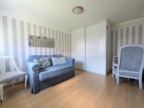 Dans le quartier prisé de l'Archevêché, venez découvrir cette charmante maison individuelle de 108m², édifiée sur une parcelle de 459m² très ensoleillée.

Au rez-de-chaussée, vous disposerez d'une chambre avec WC, d'une grande buanderie fonctionnelle et d'un vaste garage carrelé.
À l'étage, l'entrée vous guide vers une magnifique cuisine équipée et un séjour baigné de lumière. L'espace nuit se compose de deux grandes chambres supplémentaires, d'une salle d'eau et d'un WC.

Son atout majeur : un bel espace extérieur généreusement ensoleillé, idéal pour profiter pleinement des beaux jours en toute quiétude.

A visiter sans tarder !
