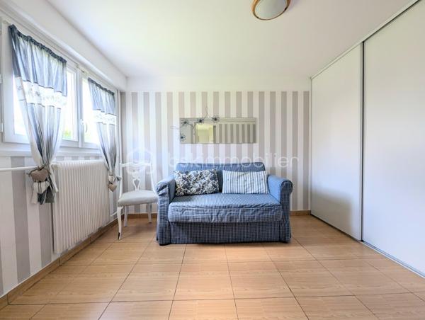 Dans le quartier prisé de l'Archevêché, venez découvrir cette charmante maison individuelle de 108m², édifiée sur une parcelle de 459m² très ensoleillée.

Au rez-de-chaussée, vous disposerez d'une chambre avec WC, d'une grande buanderie fonctionnelle et d'un vaste garage carrelé.
À l'étage, l'entrée vous guide vers une magnifique cuisine équipée et un séjour baigné de lumière. L'espace nuit se compose de deux grandes chambres supplémentaires, d'une salle d'eau et d'un WC.

Son atout majeur : un bel espace extérieur généreusement ensoleillé, idéal pour profiter pleinement des beaux jours en toute quiétude.

A visiter sans tarder !