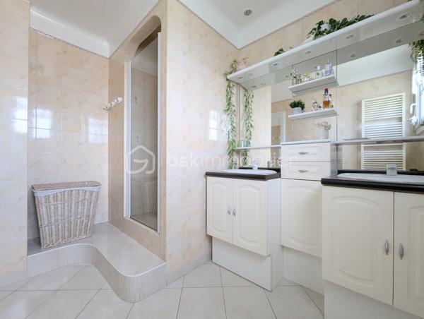 Dans le quartier prisé de l'Archevêché, venez découvrir cette charmante maison individuelle de 108m², édifiée sur une parcelle de 459m² très ensoleillée.

Au rez-de-chaussée, vous disposerez d'une chambre avec WC, d'une grande buanderie fonctionnelle et d'un vaste garage carrelé.
À l'étage, l'entrée vous guide vers une magnifique cuisine équipée et un séjour baigné de lumière. L'espace nuit se compose de deux grandes chambres supplémentaires, d'une salle d'eau et d'un WC.

Son atout majeur : un bel espace extérieur généreusement ensoleillé, idéal pour profiter pleinement des beaux jours en toute quiétude.

A visiter sans tarder !