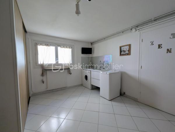Dans le quartier prisé de l'Archevêché, venez découvrir cette charmante maison individuelle de 108m², édifiée sur une parcelle de 459m² très ensoleillée.

Au rez-de-chaussée, vous disposerez d'une chambre avec WC, d'une grande buanderie fonctionnelle et d'un vaste garage carrelé.
À l'étage, l'entrée vous guide vers une magnifique cuisine équipée et un séjour baigné de lumière. L'espace nuit se compose de deux grandes chambres supplémentaires, d'une salle d'eau et d'un WC.

Son atout majeur : un bel espace extérieur généreusement ensoleillé, idéal pour profiter pleinement des beaux jours en toute quiétude.

A visiter sans tarder !