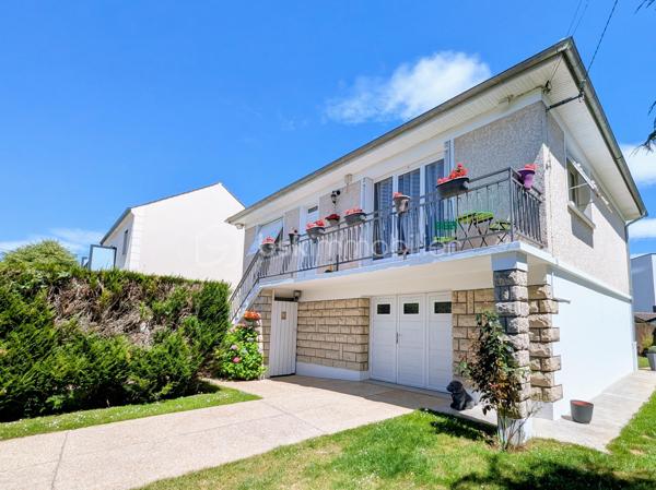 Dans le quartier prisé de l'Archevêché, venez découvrir cette charmante maison individuelle de 108m², édifiée sur une parcelle de 459m² très ensoleillée.

Au rez-de-chaussée, vous disposerez d'une chambre avec WC, d'une grande buanderie fonctionnelle et d'un vaste garage carrelé.
À l'étage, l'entrée vous guide vers une magnifique cuisine équipée et un séjour baigné de lumière. L'espace nuit se compose de deux grandes chambres supplémentaires, d'une salle d'eau et d'un WC.

Son atout majeur : un bel espace extérieur généreusement ensoleillé, idéal pour profiter pleinement des beaux jours en toute quiétude.

A visiter sans tarder !