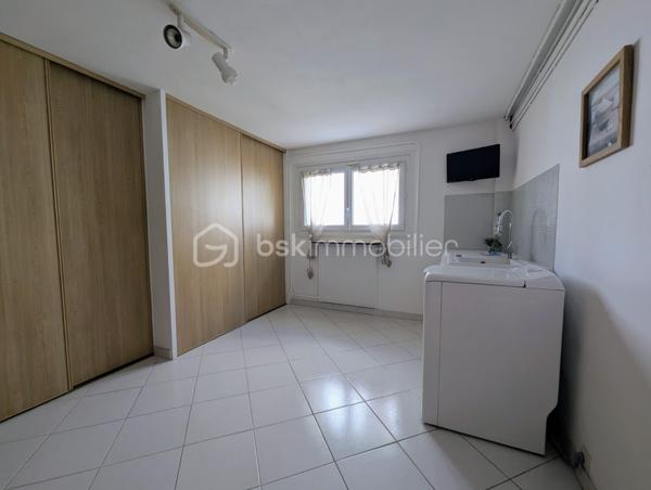 Dans le quartier prisé de l'Archevêché, venez découvrir cette charmante maison individuelle de 108m², édifiée sur une parcelle de 459m² très ensoleillée.

Au rez-de-chaussée, vous disposerez d'une chambre avec WC, d'une grande buanderie fonctionnelle et d'un vaste garage carrelé.
À l'étage, l'entrée vous guide vers une magnifique cuisine équipée et un séjour baigné de lumière. L'espace nuit se compose de deux grandes chambres supplémentaires, d'une salle d'eau et d'un WC.

Son atout majeur : un bel espace extérieur généreusement ensoleillé, idéal pour profiter pleinement des beaux jours en toute quiétude.

A visiter sans tarder !