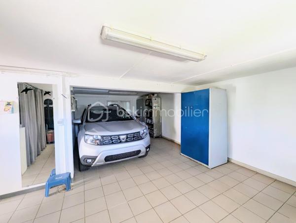 Dans le quartier prisé de l'Archevêché, venez découvrir cette charmante maison individuelle de 108m², édifiée sur une parcelle de 459m² très ensoleillée.

Au rez-de-chaussée, vous disposerez d'une chambre avec WC, d'une grande buanderie fonctionnelle et d'un vaste garage carrelé.
À l'étage, l'entrée vous guide vers une magnifique cuisine équipée et un séjour baigné de lumière. L'espace nuit se compose de deux grandes chambres supplémentaires, d'une salle d'eau et d'un WC.

Son atout majeur : un bel espace extérieur généreusement ensoleillé, idéal pour profiter pleinement des beaux jours en toute quiétude.

A visiter sans tarder !