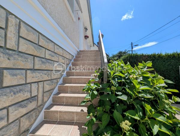 Dans le quartier prisé de l'Archevêché, venez découvrir cette charmante maison individuelle de 108m², édifiée sur une parcelle de 459m² très ensoleillée.

Au rez-de-chaussée, vous disposerez d'une chambre avec WC, d'une grande buanderie fonctionnelle et d'un vaste garage carrelé.
À l'étage, l'entrée vous guide vers une magnifique cuisine équipée et un séjour baigné de lumière. L'espace nuit se compose de deux grandes chambres supplémentaires, d'une salle d'eau et d'un WC.

Son atout majeur : un bel espace extérieur généreusement ensoleillé, idéal pour profiter pleinement des beaux jours en toute quiétude.

A visiter sans tarder !