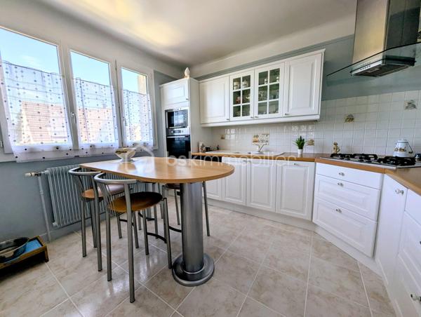 Dans le quartier prisé de l'Archevêché, venez découvrir cette charmante maison individuelle de 108m², édifiée sur une parcelle de 459m² très ensoleillée.

Au rez-de-chaussée, vous disposerez d'une chambre avec WC, d'une grande buanderie fonctionnelle et d'un vaste garage carrelé.
À l'étage, l'entrée vous guide vers une magnifique cuisine équipée et un séjour baigné de lumière. L'espace nuit se compose de deux grandes chambres supplémentaires, d'une salle d'eau et d'un WC.

Son atout majeur : un bel espace extérieur généreusement ensoleillé, idéal pour profiter pleinement des beaux jours en toute quiétude.

A visiter sans tarder !