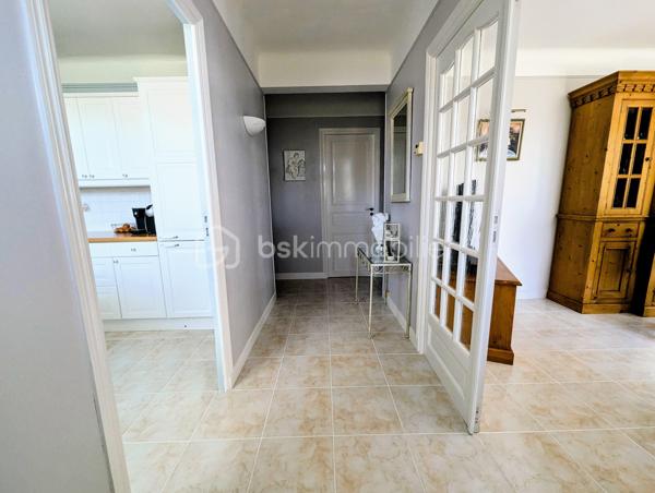 Dans le quartier prisé de l'Archevêché, venez découvrir cette charmante maison individuelle de 108m², édifiée sur une parcelle de 459m² très ensoleillée.

Au rez-de-chaussée, vous disposerez d'une chambre avec WC, d'une grande buanderie fonctionnelle et d'un vaste garage carrelé.
À l'étage, l'entrée vous guide vers une magnifique cuisine équipée et un séjour baigné de lumière. L'espace nuit se compose de deux grandes chambres supplémentaires, d'une salle d'eau et d'un WC.

Son atout majeur : un bel espace extérieur généreusement ensoleillé, idéal pour profiter pleinement des beaux jours en toute quiétude.

A visiter sans tarder !