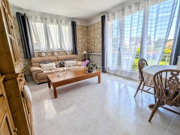 Dans le quartier prisé de l'Archevêché, venez découvrir cette charmante maison individuelle de 108m², édifiée sur une parcelle de 459m² très ensoleillée.

Au rez-de-chaussée, vous disposerez d'une chambre avec WC, d'une grande buanderie fonctionnelle et d'un vaste garage carrelé.
À l'étage, l'entrée vous guide vers une magnifique cuisine équipée et un séjour baigné de lumière. L'espace nuit se compose de deux grandes chambres supplémentaires, d'une salle d'eau et d'un WC.

Son atout majeur : un bel espace extérieur généreusement ensoleillé, idéal pour profiter pleinement des beaux jours en toute quiétude.

A visiter sans tarder !
