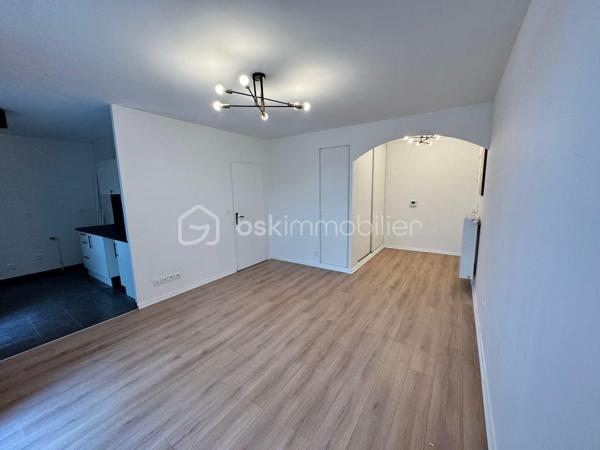 COUP de COEUR en centre ville.

Venez visiter ce magnifique Appartement 3 pièces de 60m² avec son jardin privatif, situé dans une résidence sécurisée et parfaitement entretenue datant de 2016.

✨ Entièrement rénové – Aucun travaux à prévoir – Résidence récente, qui se compose comme suit ;

• Une entrée avec grand placard intégré
• Un séjour lumineux de 22m² ouvrant directement sur la terrasse et le jardin
• Une cuisine semi-ouverte aménagée avec fenêtre
• Deux belles chambres de 11m²
• Une salle de bains moderne entièrement rénovée
• Un WC indépendant

 On y pose ses valises ! ! !
- Son DPE et Ses faibles charges.
- Son Emplacement, vous serez à proximité des commerces (Intermarché / Paris store, tabac, pizzeria et restaurants . . . ), des écoles à 7min à pied et des transports 

Ligne T9 : "Four - Peary",  À destination de Porte de Choisy
Bus 183 :   Ligne 183, ligne climatisée : "Jean Mermoz", À destination d'Aéroport d'Orly 1-2-3
Bus 185  :  "Choisy Sud" À destination de Porte d'Italie - Hélène Boucher
Bus 482 :  "Mairie d'Orly" À destination de Belle Epine Sud
Bus 483 : "Jean Jaurès À destination de Gare de Villeneuve-Saint-Georges
RER C      : 15 minutes à pied.