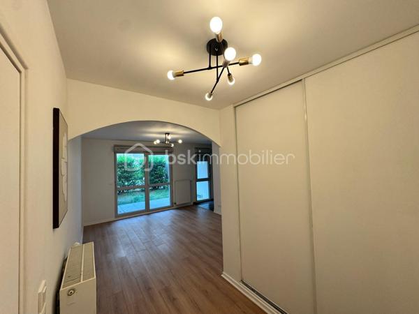 COUP de COEUR en centre ville.

Venez visiter ce magnifique Appartement 3 pièces de 60m² avec son jardin privatif, situé dans une résidence sécurisée et parfaitement entretenue datant de 2016.

✨ Entièrement rénové – Aucun travaux à prévoir – Résidence récente, qui se compose comme suit ;

• Une entrée avec grand placard intégré
• Un séjour lumineux de 22m² ouvrant directement sur la terrasse et le jardin
• Une cuisine semi-ouverte aménagée avec fenêtre
• Deux belles chambres de 11m²
• Une salle de bains moderne entièrement rénovée
• Un WC indépendant

 On y pose ses valises ! ! !
- Son DPE et Ses faibles charges.
- Son Emplacement, vous serez à proximité des commerces (Intermarché / Paris store, tabac, pizzeria et restaurants . . . ), des écoles à 7min à pied et des transports 

Ligne T9 : "Four - Peary",  À destination de Porte de Choisy
Bus 183 :   Ligne 183, ligne climatisée : "Jean Mermoz", À destination d'Aéroport d'Orly 1-2-3
Bus 185  :  "Choisy Sud" À destination de Porte d'Italie - Hélène Boucher
Bus 482 :  "Mairie d'Orly" À destination de Belle Epine Sud
Bus 483 : "Jean Jaurès À destination de Gare de Villeneuve-Saint-Georges
RER C      : 15 minutes à pied.