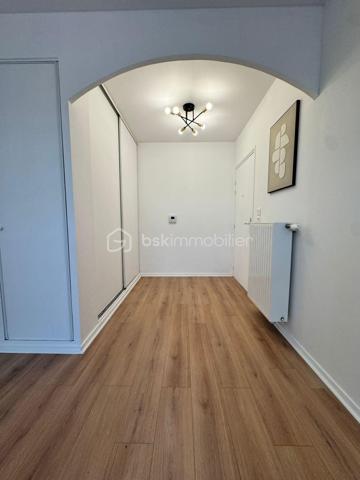 COUP de COEUR en centre ville.

Venez visiter ce magnifique Appartement 3 pièces de 60m² avec son jardin privatif, situé dans une résidence sécurisée et parfaitement entretenue datant de 2016.

✨ Entièrement rénové – Aucun travaux à prévoir – Résidence récente, qui se compose comme suit ;

• Une entrée avec grand placard intégré
• Un séjour lumineux de 22m² ouvrant directement sur la terrasse et le jardin
• Une cuisine semi-ouverte aménagée avec fenêtre
• Deux belles chambres de 11m²
• Une salle de bains moderne entièrement rénovée
• Un WC indépendant

 On y pose ses valises ! ! !
- Son DPE et Ses faibles charges.
- Son Emplacement, vous serez à proximité des commerces (Intermarché / Paris store, tabac, pizzeria et restaurants . . . ), des écoles à 7min à pied et des transports 

Ligne T9 : "Four - Peary",  À destination de Porte de Choisy
Bus 183 :   Ligne 183, ligne climatisée : "Jean Mermoz", À destination d'Aéroport d'Orly 1-2-3
Bus 185  :  "Choisy Sud" À destination de Porte d'Italie - Hélène Boucher
Bus 482 :  "Mairie d'Orly" À destination de Belle Epine Sud
Bus 483 : "Jean Jaurès À destination de Gare de Villeneuve-Saint-Georges
RER C      : 15 minutes à pied.