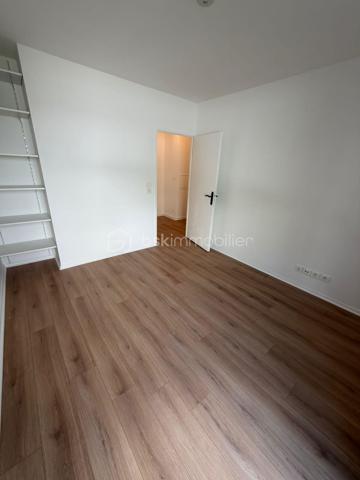 COUP de COEUR en centre ville.

Venez visiter ce magnifique Appartement 3 pièces de 60m² avec son jardin privatif, situé dans une résidence sécurisée et parfaitement entretenue datant de 2016.

✨ Entièrement rénové – Aucun travaux à prévoir – Résidence récente, qui se compose comme suit ;

• Une entrée avec grand placard intégré
• Un séjour lumineux de 22m² ouvrant directement sur la terrasse et le jardin
• Une cuisine semi-ouverte aménagée avec fenêtre
• Deux belles chambres de 11m²
• Une salle de bains moderne entièrement rénovée
• Un WC indépendant

 On y pose ses valises ! ! !
- Son DPE et Ses faibles charges.
- Son Emplacement, vous serez à proximité des commerces (Intermarché / Paris store, tabac, pizzeria et restaurants . . . ), des écoles à 7min à pied et des transports 

Ligne T9 : "Four - Peary",  À destination de Porte de Choisy
Bus 183 :   Ligne 183, ligne climatisée : "Jean Mermoz", À destination d'Aéroport d'Orly 1-2-3
Bus 185  :  "Choisy Sud" À destination de Porte d'Italie - Hélène Boucher
Bus 482 :  "Mairie d'Orly" À destination de Belle Epine Sud
Bus 483 : "Jean Jaurès À destination de Gare de Villeneuve-Saint-Georges
RER C      : 15 minutes à pied.