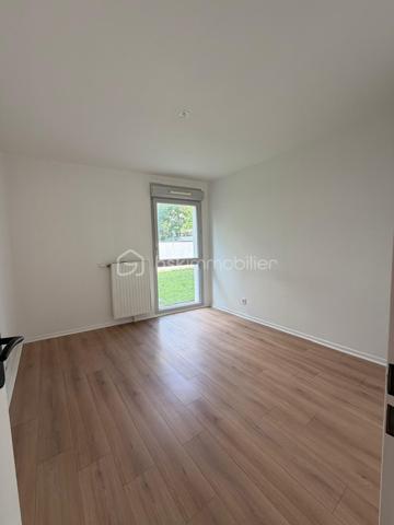 COUP de COEUR en centre ville.

Venez visiter ce magnifique Appartement 3 pièces de 60m² avec son jardin privatif, situé dans une résidence sécurisée et parfaitement entretenue datant de 2016.

✨ Entièrement rénové – Aucun travaux à prévoir – Résidence récente, qui se compose comme suit ;

• Une entrée avec grand placard intégré
• Un séjour lumineux de 22m² ouvrant directement sur la terrasse et le jardin
• Une cuisine semi-ouverte aménagée avec fenêtre
• Deux belles chambres de 11m²
• Une salle de bains moderne entièrement rénovée
• Un WC indépendant

 On y pose ses valises ! ! !
- Son DPE et Ses faibles charges.
- Son Emplacement, vous serez à proximité des commerces (Intermarché / Paris store, tabac, pizzeria et restaurants . . . ), des écoles à 7min à pied et des transports 

Ligne T9 : "Four - Peary",  À destination de Porte de Choisy
Bus 183 :   Ligne 183, ligne climatisée : "Jean Mermoz", À destination d'Aéroport d'Orly 1-2-3
Bus 185  :  "Choisy Sud" À destination de Porte d'Italie - Hélène Boucher
Bus 482 :  "Mairie d'Orly" À destination de Belle Epine Sud
Bus 483 : "Jean Jaurès À destination de Gare de Villeneuve-Saint-Georges
RER C      : 15 minutes à pied.