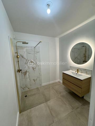 COUP de COEUR en centre ville.

Venez visiter ce magnifique Appartement 3 pièces de 60m² avec son jardin privatif, situé dans une résidence sécurisée et parfaitement entretenue datant de 2016.

✨ Entièrement rénové – Aucun travaux à prévoir – Résidence récente, qui se compose comme suit ;

• Une entrée avec grand placard intégré
• Un séjour lumineux de 22m² ouvrant directement sur la terrasse et le jardin
• Une cuisine semi-ouverte aménagée avec fenêtre
• Deux belles chambres de 11m²
• Une salle de bains moderne entièrement rénovée
• Un WC indépendant

 On y pose ses valises ! ! !
- Son DPE et Ses faibles charges.
- Son Emplacement, vous serez à proximité des commerces (Intermarché / Paris store, tabac, pizzeria et restaurants . . . ), des écoles à 7min à pied et des transports 

Ligne T9 : "Four - Peary",  À destination de Porte de Choisy
Bus 183 :   Ligne 183, ligne climatisée : "Jean Mermoz", À destination d'Aéroport d'Orly 1-2-3
Bus 185  :  "Choisy Sud" À destination de Porte d'Italie - Hélène Boucher
Bus 482 :  "Mairie d'Orly" À destination de Belle Epine Sud
Bus 483 : "Jean Jaurès À destination de Gare de Villeneuve-Saint-Georges
RER C      : 15 minutes à pied.