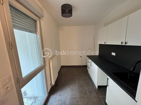 COUP de COEUR en centre ville.

Venez visiter ce magnifique Appartement 3 pièces de 60m² avec son jardin privatif, situé dans une résidence sécurisée et parfaitement entretenue datant de 2016.

✨ Entièrement rénové – Aucun travaux à prévoir – Résidence récente, qui se compose comme suit ;

• Une entrée avec grand placard intégré
• Un séjour lumineux de 22m² ouvrant directement sur la terrasse et le jardin
• Une cuisine semi-ouverte aménagée avec fenêtre
• Deux belles chambres de 11m²
• Une salle de bains moderne entièrement rénovée
• Un WC indépendant

 On y pose ses valises ! ! !
- Son DPE et Ses faibles charges.
- Son Emplacement, vous serez à proximité des commerces (Intermarché / Paris store, tabac, pizzeria et restaurants . . . ), des écoles à 7min à pied et des transports 

Ligne T9 : "Four - Peary",  À destination de Porte de Choisy
Bus 183 :   Ligne 183, ligne climatisée : "Jean Mermoz", À destination d'Aéroport d'Orly 1-2-3
Bus 185  :  "Choisy Sud" À destination de Porte d'Italie - Hélène Boucher
Bus 482 :  "Mairie d'Orly" À destination de Belle Epine Sud
Bus 483 : "Jean Jaurès À destination de Gare de Villeneuve-Saint-Georges
RER C      : 15 minutes à pied.