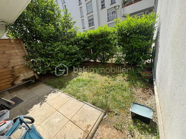 COUP de COEUR en centre ville.

Venez visiter ce magnifique Appartement 3 pièces de 60m² avec son jardin privatif, situé dans une résidence sécurisée et parfaitement entretenue datant de 2016.

✨ Entièrement rénové – Aucun travaux à prévoir – Résidence récente, qui se compose comme suit ;

• Une entrée avec grand placard intégré
• Un séjour lumineux de 22m² ouvrant directement sur la terrasse et le jardin
• Une cuisine semi-ouverte aménagée avec fenêtre
• Deux belles chambres de 11m²
• Une salle de bains moderne entièrement rénovée
• Un WC indépendant

 On y pose ses valises ! ! !
- Son DPE et Ses faibles charges.
- Son Emplacement, vous serez à proximité des commerces (Intermarché / Paris store, tabac, pizzeria et restaurants . . . ), des écoles à 7min à pied et des transports 

Ligne T9 : "Four - Peary",  À destination de Porte de Choisy
Bus 183 :   Ligne 183, ligne climatisée : "Jean Mermoz", À destination d'Aéroport d'Orly 1-2-3
Bus 185  :  "Choisy Sud" À destination de Porte d'Italie - Hélène Boucher
Bus 482 :  "Mairie d'Orly" À destination de Belle Epine Sud
Bus 483 : "Jean Jaurès À destination de Gare de Villeneuve-Saint-Georges
RER C      : 15 minutes à pied.