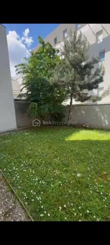 COUP de COEUR en centre ville.

Venez visiter ce magnifique Appartement 3 pièces de 60m² avec son jardin privatif, situé dans une résidence sécurisée et parfaitement entretenue datant de 2016.

✨ Entièrement rénové – Aucun travaux à prévoir – Résidence récente, qui se compose comme suit ;

• Une entrée avec grand placard intégré
• Un séjour lumineux de 22m² ouvrant directement sur la terrasse et le jardin
• Une cuisine semi-ouverte aménagée avec fenêtre
• Deux belles chambres de 11m²
• Une salle de bains moderne entièrement rénovée
• Un WC indépendant

 On y pose ses valises ! ! !
- Son DPE et Ses faibles charges.
- Son Emplacement, vous serez à proximité des commerces (Intermarché / Paris store, tabac, pizzeria et restaurants . . . ), des écoles à 7min à pied et des transports 

Ligne T9 : "Four - Peary",  À destination de Porte de Choisy
Bus 183 :   Ligne 183, ligne climatisée : "Jean Mermoz", À destination d'Aéroport d'Orly 1-2-3
Bus 185  :  "Choisy Sud" À destination de Porte d'Italie - Hélène Boucher
Bus 482 :  "Mairie d'Orly" À destination de Belle Epine Sud
Bus 483 : "Jean Jaurès À destination de Gare de Villeneuve-Saint-Georges
RER C      : 15 minutes à pied.