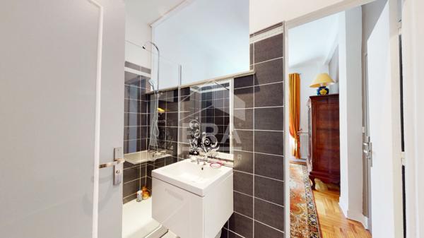 NICE - FLEURS : JOLI 3 PIÈCES EN BON ÉTAT