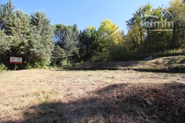 A vendre un terrain constructible de 638m² non viabilisé.