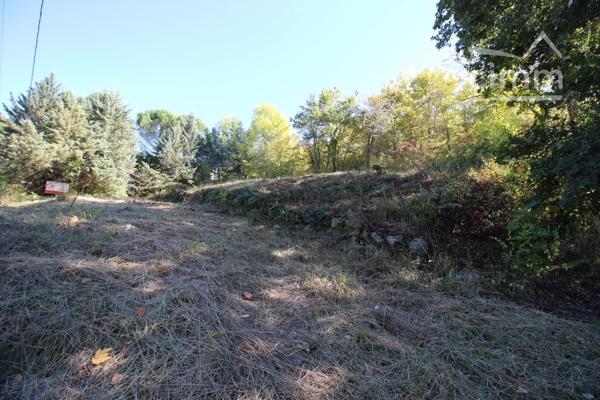 A vendre un terrain constructible de 638m² non viabilisé.