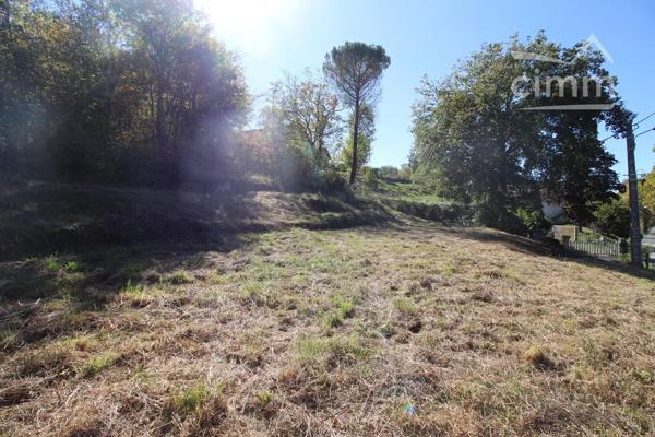 A vendre un terrain constructible de 638m² non viabilisé.