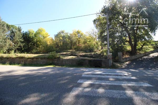 A vendre un terrain constructible de 638m² non viabilisé.