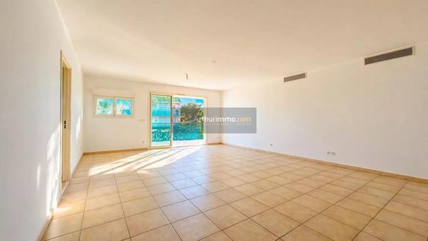 Vente                                                      Appartement
                        
                     5 pièces                      136 m2                     à Saint-Raphaël