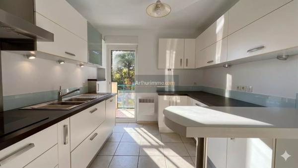 Vente                                                      Appartement
                        
                     5 pièces                      136 m2                     à Saint-Raphaël