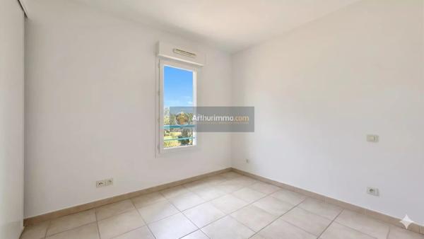 Vente                                                      Appartement
                        
                     5 pièces                      136 m2                     à Saint-Raphaël