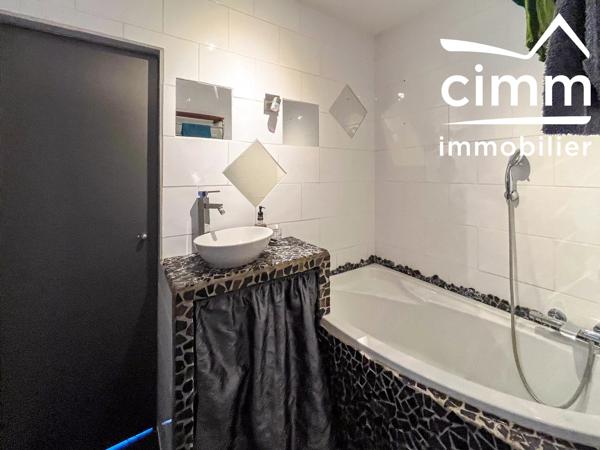 Appartement T4 de 120,16 m² - Premier étage - plusieurs dépendances - Petite terrasse vue Chartreuse