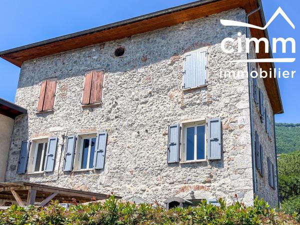 Appartement T4 de 120,16 m² - Premier étage - plusieurs dépendances - Petite terrasse vue Chartreuse