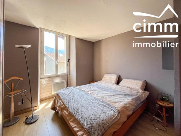 Appartement T4 de 120,16 m² - Premier étage - plusieurs dépendances - Petite terrasse vue Chartreuse
