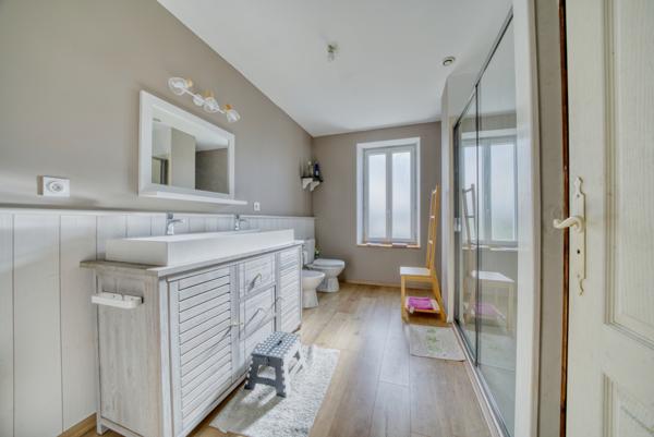 Maison pierre rénovée – 140 m² – 5 pièces – Entre Saintes et Pons 