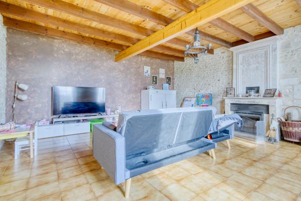Maison pierre rénovée – 140 m² – 5 pièces – Entre Saintes et Pons 