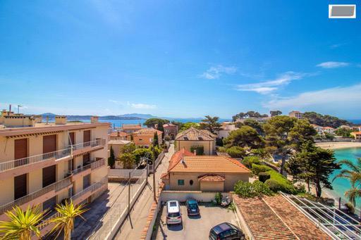 Bandol (83150) Villa de type T9 d'environ 1000m2 avec dépendances et piscine