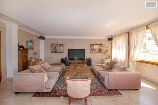 Bandol (83150) Villa de type T9 d'environ 1000m2 avec dépendances et piscine