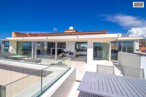 Bandol (83150) Villa de type T9 d'environ 1000m2 avec dépendances et piscine