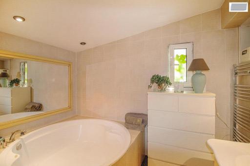 Bandol (83150) Villa de type T9 d'environ 1000m2 avec dépendances et piscine