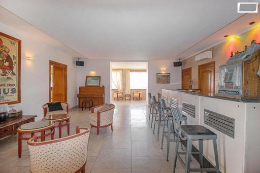 Bandol (83150) Villa de type T9 d'environ 1000m2 avec dépendances et piscine