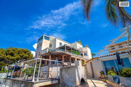 Bandol (83150) Villa de type T9 d'environ 1000m2 avec dépendances et piscine