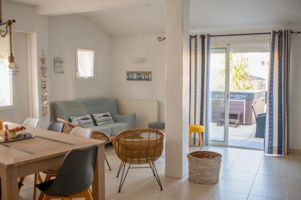 Maison à vendre 8 pièces SAINT GILLES CROIX DE VIE (85)- ensemble immobilier de 2 maisons de type 4 avec piscine jardinet stationnement