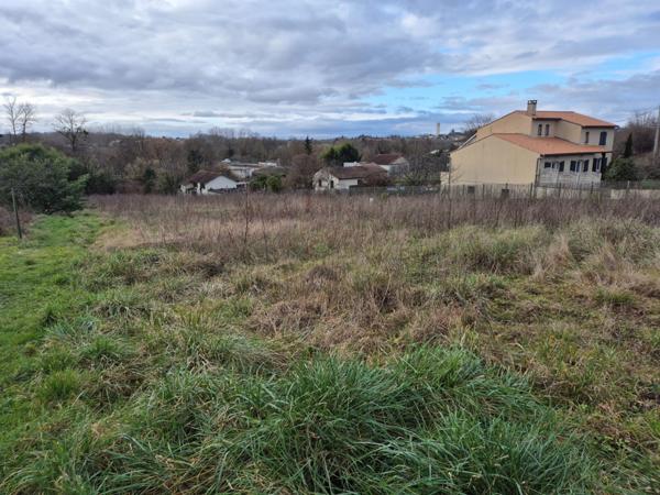 Terrain constructible de 621 m2, viabilisé, petit lotissement de 4 lots, proche Coulée Verte