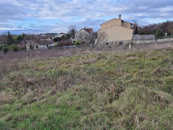Terrain constructible de 621 m2, viabilisé, petit lotissement de 4 lots, proche Coulée Verte