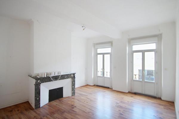 Appartement de 140 m² avec cour privative et dépendance en plein centre-ville