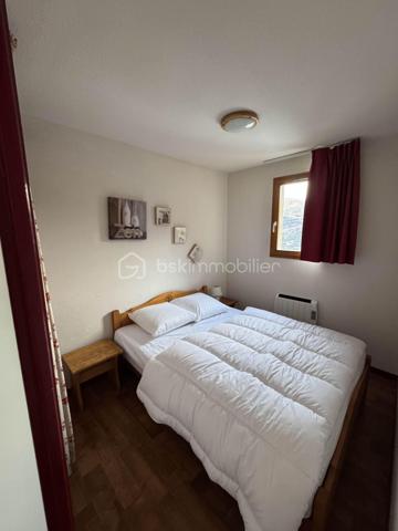 Découvrez cet appartement de 32m² situé au 6ème étage d'un immeuble moderne, construit en 1987. Profitez du style de vie urbain avec toutes les commodités à portée de main. 

L'appartement, bien agencé, comprend 3 pièces accueillantes mettant en valeur un espace de vie lumineux. Le séjour est accueillant et la kitchenette fonctionnelle. Le balcon offre une ouverture vers l’extérieur, idéal pour se détendre pleinement. 

À proximité, bénéficiez de commerces, des pistes, et des écoles de ski

N’attendez plus pour visiter!