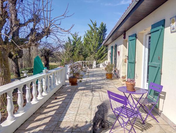 Maison traditionnelle de 200 M2 habitables, 3000 M2 de jardin, piscine, atelier, garages 2 voitures.