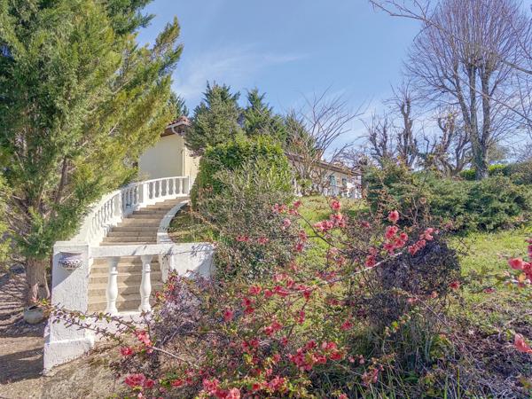 Maison traditionnelle de 200 M2 habitables, 3000 M2 de jardin, piscine, atelier, garages 2 voitures.