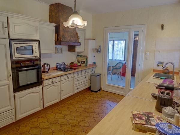 Maison traditionnelle de 200 M2 habitables, 3000 M2 de jardin, piscine, atelier, garages 2 voitures.