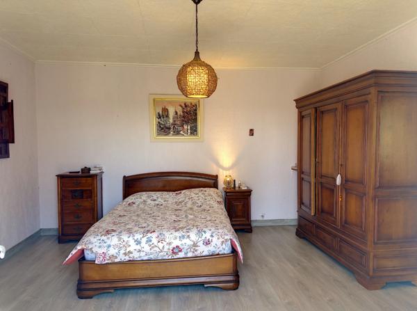 Maison traditionnelle de 200 M2 habitables, 3000 M2 de jardin, piscine, atelier, garages 2 voitures.