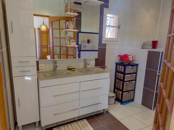 Maison traditionnelle de 200 M2 habitables, 3000 M2 de jardin, piscine, atelier, garages 2 voitures.